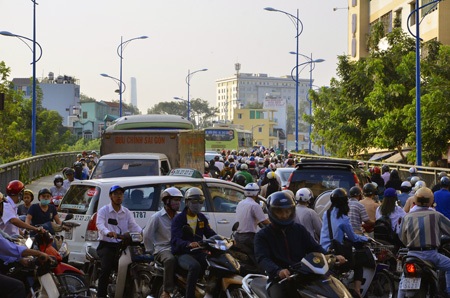Kẹt xe nghiêm trọng sau vụ xà lan tông cầu - 5 Mọi ngả đường quanh cầu Bông đều ùn tắc.