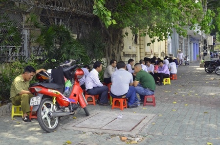 Người Sài Gòn quay cuồng trong đợt nắng nóng 39 độ C - 9 Nhiều quán cóc vỉa hè đông khách hơn thường lệ