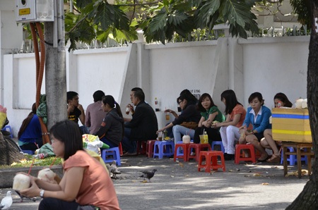 Người Sài Gòn quay cuồng trong đợt nắng nóng 39 độ C - 10 Nhiều quán cóc vỉa hè đông khách hơn thường lệ