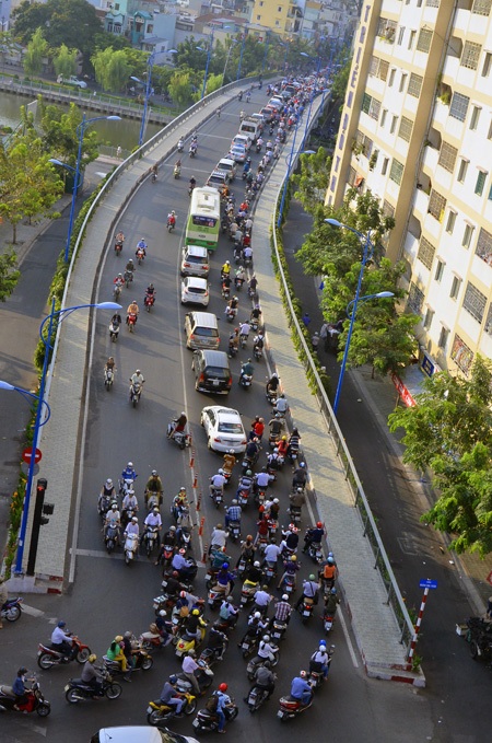 Kẹt xe nghiêm trọng sau vụ xà lan tông cầu - 4 Các phương tiện xếp hàng dài trên cầu Hoàng Hoa Thám