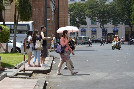Người Sài Gòn quay cuồng trong đợt nắng nóng 39 độ C - 11 Du khách nước ngoài cũng mệt mỏi với cái nắng gay gắt tại TPHCM.
