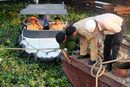 Công an khám nghiệm chiếc xà lan đâm cầu (Ảnh: Đình Thảo)