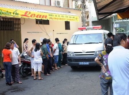 Mắc kẹt trong căn nhà cháy, 2 người thiệt mạng - 5 Thi thể 2 nạn nhân được chuyển về nhà xác để khám nghiệm tử thi