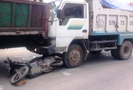 Chiếc xe gắn máy của nạn nhân bị ép giữa 2 xe ô tô