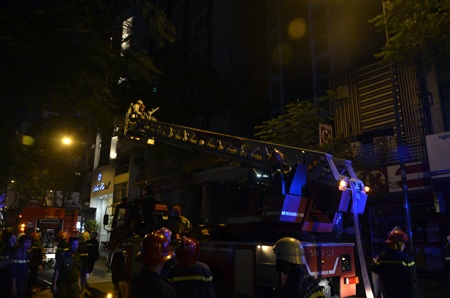 Chưa đầy 3 giờ, xảy ra 2 vụ cháy ở trung tâm TPHCM - 2 Cảnh sát nhanh chóng triển khai lực lượng đến hiện trường