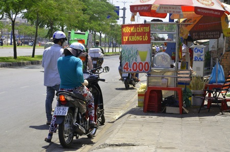 Người Sài Gòn quay cuồng trong đợt nắng nóng 39 độ C - 8 Thời trang chống nắng và nước giải khát đắt khách hơn bao giờ hết
