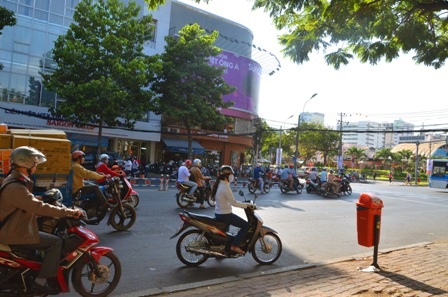 Người Sài Gòn khốn đốn vì nắng nóng đầu mùa - 3 Những bóng râm ở các ngã tư trở thành điểm trốn nắng lý tưởng cho người dân mỗi khi dừng đèn đỏ