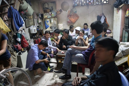 Xôn xao vụ 2 vợ chồng mua ve chai “trúng” hơn 5 triệu yên Nhật - 3 Sáng 23/3, rất đông người dân tập trung tại nhà chị Hồng