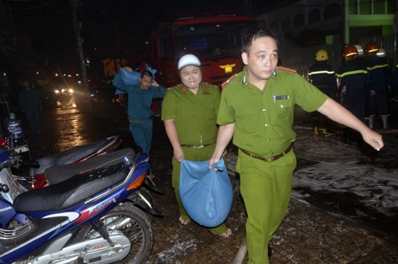 Hàng trăm chiến sĩ chữa cháy kho hóa chất sát chợ Kim Biên - 5 Huy động thêm cát để chữa cháy