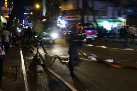 Chưa đầy 3 giờ, xảy ra 2 vụ cháy ở trung tâm TPHCM - 3 Cảnh sát nhanh chóng triển khai lực lượng đến hiện trường