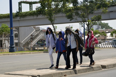 Người Sài Gòn quay cuồng trong đợt nắng nóng 39 độ C - 2 Nhóm học sinh trùm kín mít khi ra đường
