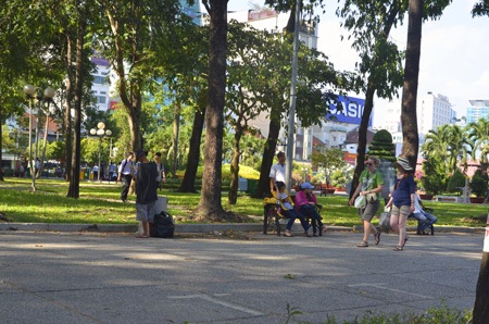 Mọi người đổ ra công viên để trốn cái nắng 38 oC