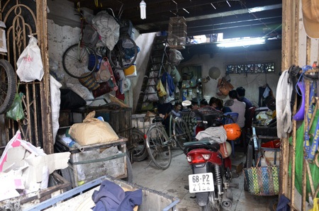 Căn nhà nơi vợ chồng anh Vương chị Hồng cùng nhiều người đi mua ve chai trú ngụ