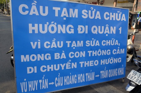 Kẹt xe nghiêm trọng sau vụ xà lan tông cầu - 3 Biển chỉ dẫn hướng đi quận 1 sau khi cầu tạm bị đóng cửa