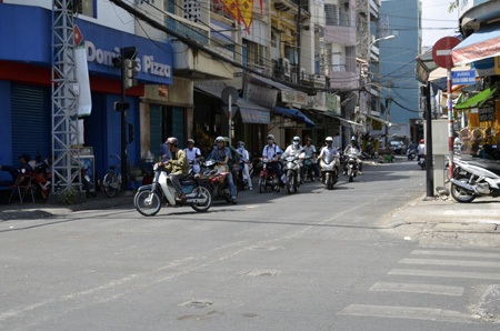 Người Sài Gòn quay cuồng trong đợt nắng nóng 39 độ C - 3 Chen nhau trong bóng râm