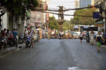 Lực lượng chức năng phong tỏa 2 đầu đường để phục vụ công tác chữa cháy