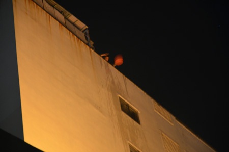 Chưa đầy 3 giờ, xảy ra 2 vụ cháy ở trung tâm TPHCM - 5 Người dân dùng nước để dập lửa từ trên cao