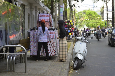 Người Sài Gòn quay cuồng trong đợt nắng nóng 39 độ C - 7 Thời trang chống nắng và nước giải khát đắt khách hơn bao giờ hết
