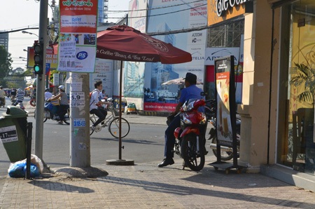 Người Sài Gòn khốn đốn vì nắng nóng đầu mùa - 4 Tận dụng mọi bóng râm có thể