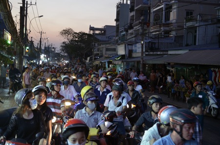 Cháy 3 căn nhà trong hẻm, nhiều người ôm tài sản tháo chạy - 7 Đường Tân Hòa Đông kẹt xe kéo dài do vụ cháy
