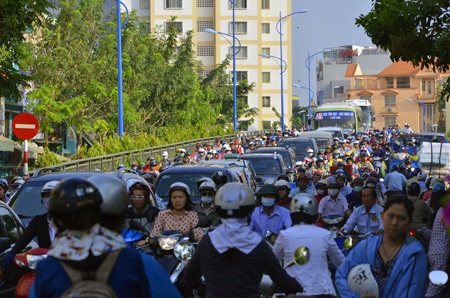 Kẹt xe nghiêm trọng sau vụ xà lan tông cầu - 1 Cầu Hoàng Hoa Thám tiếp tục kẹt xe nghiêm trọng vào sáng 5/3