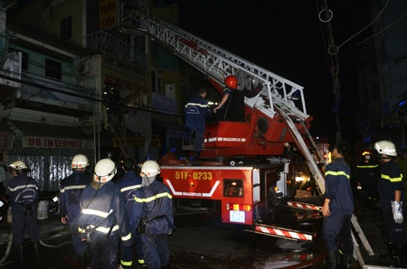 Xe thang được triển khai chữa cháy