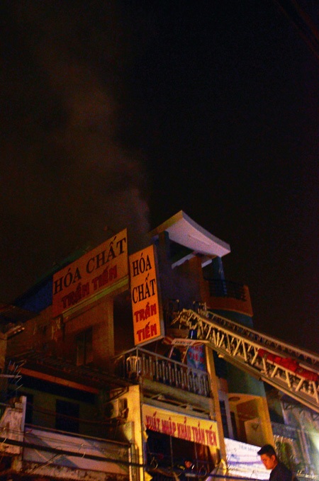 Khói tiếp tục bốc lên từ tiệm hóa chất Trần Tiến