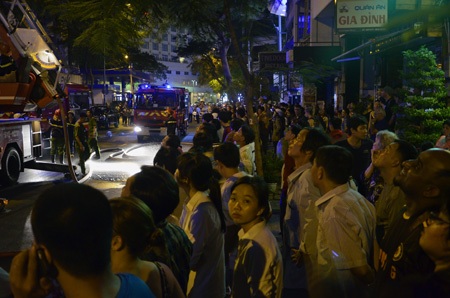 Chưa đầy 3 giờ, xảy ra 2 vụ cháy ở trung tâm TPHCM - 6 Vụ cháy xảy ra ở trung tâm TP khiến hàng trăm người hoảng loạn