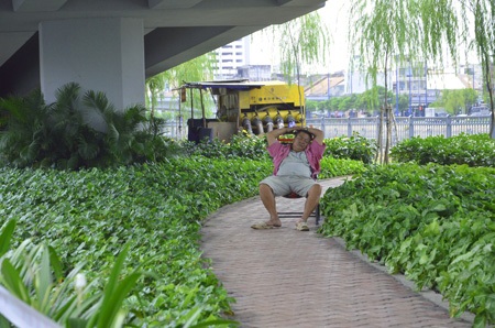 Người Sài Gòn quay cuồng trong đợt nắng nóng 39 độ C - 4 Một người đàn ông tranh thủ giấc ngủ trưa mát mẻ dưới dạ cầu