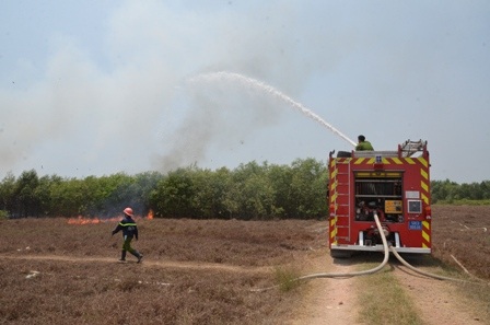 Lực lượng chữa cháy huyện Bình Chánh tại hiện trường