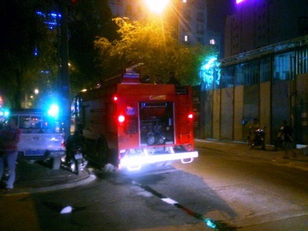 Cháy ngôi nhà 3 tầng giữa trung tâm thành phố - 2 Lực lượng chữa cháy quận 1 có mặt tại hiện trường