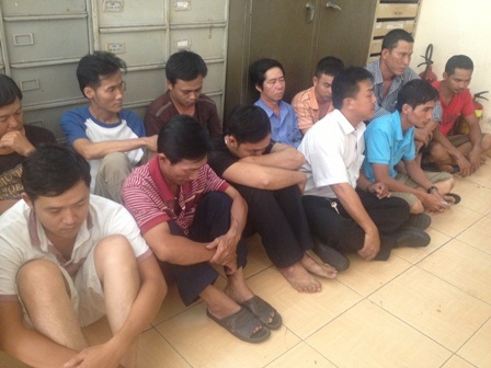 Đột kích 2 “ổ” cá độ bóng đá, tạm giữ hàng chục đối tượng - 1 Các đối tượng bị bắt quả tang ở