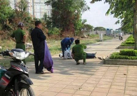 Nam thanh niên chết bất thường trên đại lộ - 1 Công an có mặt để khám nghiệm hiện trường vụ thanh niên tử vong bên đường