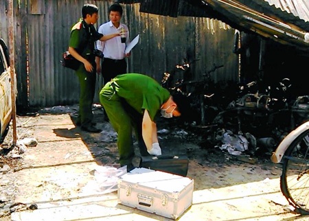 Sáng 6/4, Công an tiến hành khám nghiệm hiện trường vụ cháy