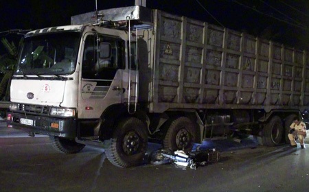 Thoát chết hi hữu khi bị xe tải kéo lê gần chục mét  - 1 Hiện trường vụ tai nạn