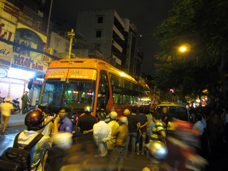 Va chạm với xe máy, bị xe khách cán chết - 2 Rất đông người dân hiếu kỳ tập trung theo dõi vụ việc