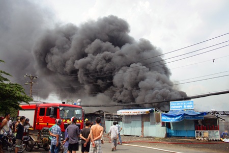 Hiện trường vụ đốt rác thiêu rụi 300 xe máy - 2 Khói đen bao trùm cả khu vực