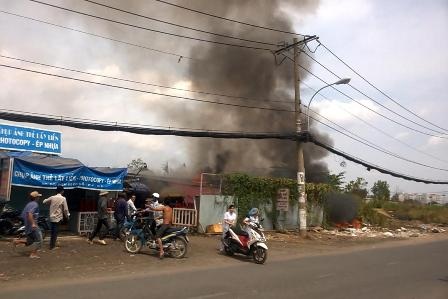 Hàng trăm xe máy “chết oan” vì... đốt rác - 1 Ngọn lửa bắt nguồn từ bãi rác bên ngoài bãi giữ xe