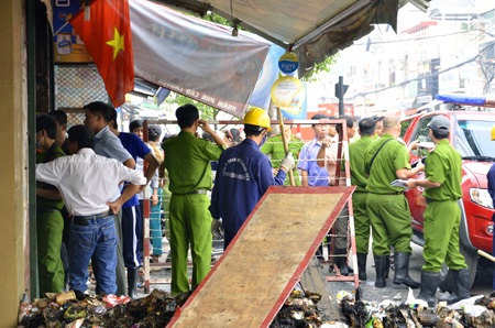 Khám nghiệm hiện trường vụ cháy làm chết 2 vợ chồng - 1 Các lực lượng chức năng có mặt để khám nghiệm hiện trường vụ cháy tiệm tạp hóa khiến 2 người chết