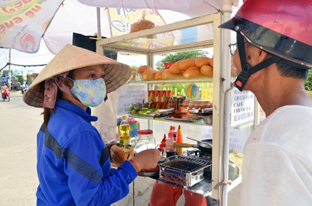 Vụ cháy 300 xe gắn máy: Nhiều người nghèo mất “cần cầu cơm” - 1 Vụ cháy 300 xe gắn máy: Nhiều người nghèo mất “cần cầu cơm”