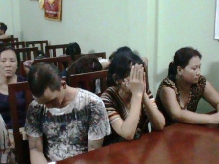 Các đối tượng bị bắt quả tang trên chiếu bạc