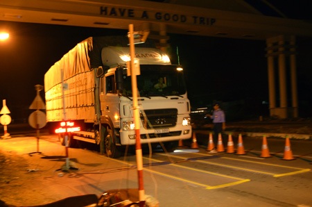 Đổi phương án xử xe quá tải, bắt giữ hàng chục xe - 1 Việc cân xe quá tải tại Bình Thuận vẫn tiếp tục diễn ra sau nhiều lần vỡ trạm