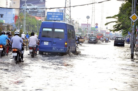 Mưa trái mùa, đường phố Sài Gòn ngập lênh láng - 1 Đường phố Sài Gòn ngập lênh láng chỉ sau một cơn mưa vào chiều 15/4