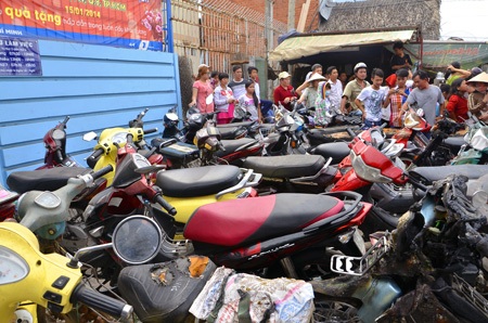 Hiện trường vụ đốt rác thiêu rụi 300 xe máy - 10 Nhiều xe gắn máy được người dân cứu ra ngoài kịp thời
