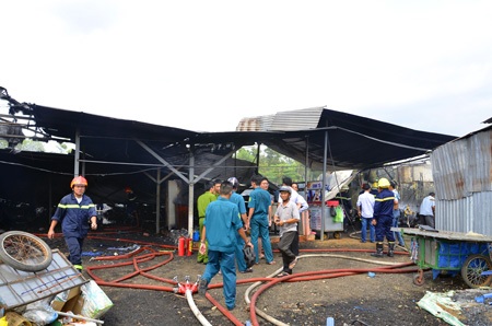 Hiện trường vụ đốt rác thiêu rụi 300 xe máy - 11 Toàn bộ hơn 700m2 nhà giữ xe bị thiêu rụi, đổ sập