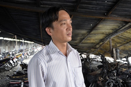 Anh Nhân thẫn thờ bên đóng sắt vụn