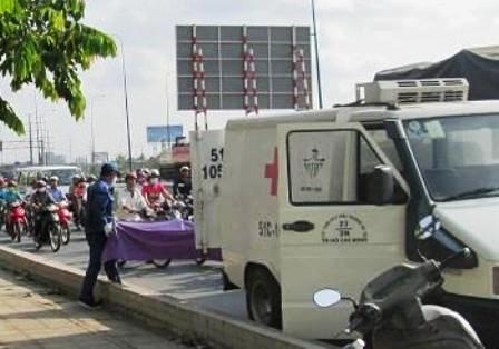 Nam thanh niên chết bất thường trên đại lộ - 2 Thi thể nạn nhân được chuyển đi