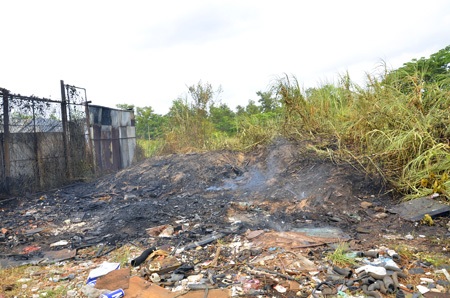 Bãi rác nơi xuất phát vụ cháy và lan vào bãi giữ xe thiêu rụi hơn 300 xe gắn máy