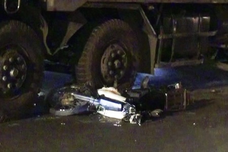 Chiếc xe gắn máy hư hỏng nặng sau cú va chạm, nhưng nạn nhân may mắn chỉ bị thương ở chân