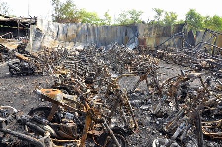 Vụ cháy 300 xe gắn máy: Sẽ khởi tố vụ án - 2 Chỉ một hành động đốt rác bất cẩn đã thiêu rụi 325 chiếc xe gắn máy...thiệt hại 2,5 tỉ đồng